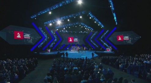 Cantante en los Grammy pide que Juan Gabriel recoja premio