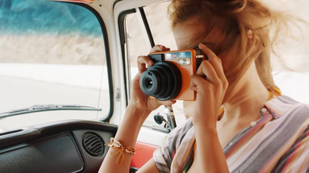 Leica lanza Sofort, su primera cámara instantánea - leica
