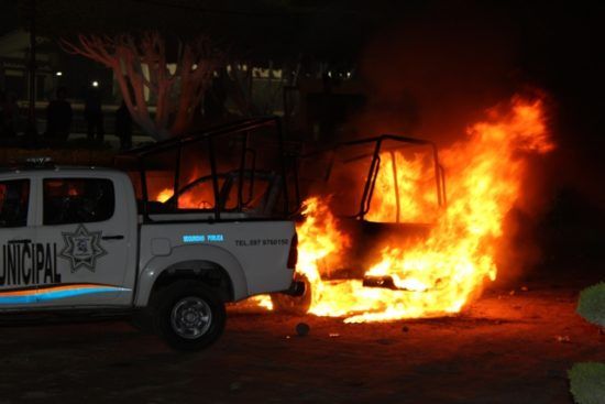 Incendian patrulla tras intento de linchamiento en Edomex