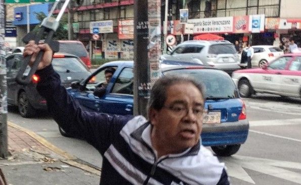 Automovilista ataca con bastón de seguridad a mujer en Patriotismo