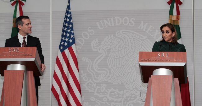 Otorgarán residencia a 60 mil mexicanos que viven en Los Ángeles