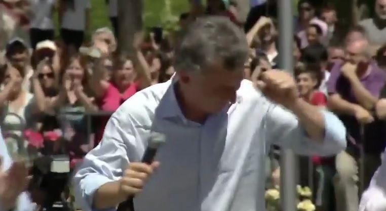 Video: Mauricio Macri baila Gilda en evento público Video: Mauricio Macri baila Gilda en evento público
