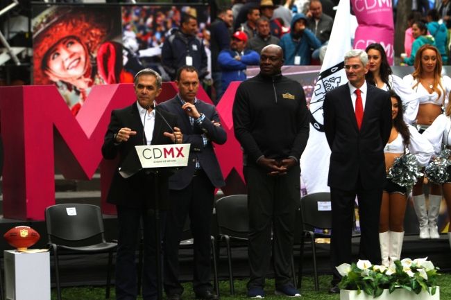 Todo listo para el partido de la NFL: Mancera - mancera-2