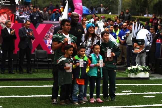 Todo listo para el partido de la NFL: Mancera - mancera-3