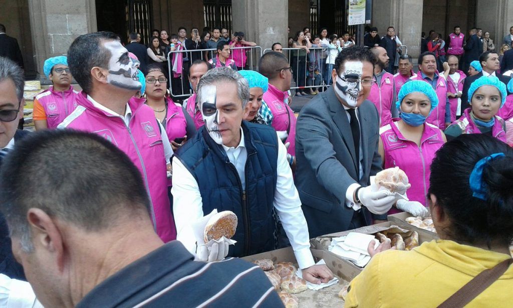 Gobierno capitalino reparte 30 mil panes de muerto en el Zócalo - mancera-catrina-2-1024x614
