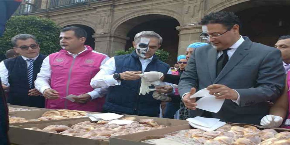 Gobierno capitalino reparte 30 mil panes de muerto en el Zócalo