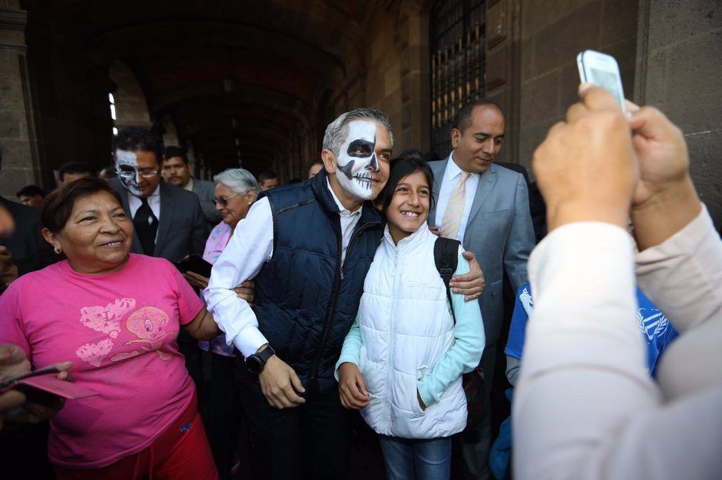 Gobierno capitalino reparte 30 mil panes de muerto en el Zócalo - mancera-catrina-4-1024x682