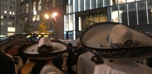 Video: Mariachis tocan afuera de la Trump Tower
