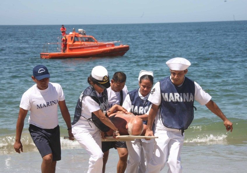Rescatan a dos personas en el Océano Pacífico