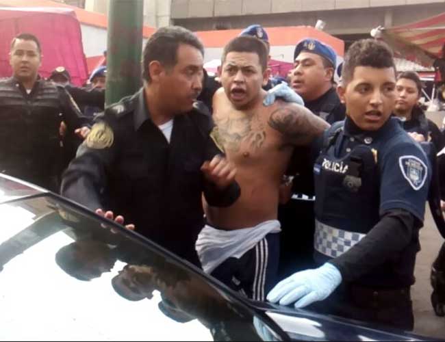 Video: enfrentamiento entre policías y vendedores en Metro Pantitlán - metro-pantitlán-2