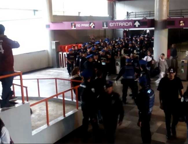 Video: enfrentamiento entre policías y vendedores en Metro Pantitlán - metro-pantitlán-3