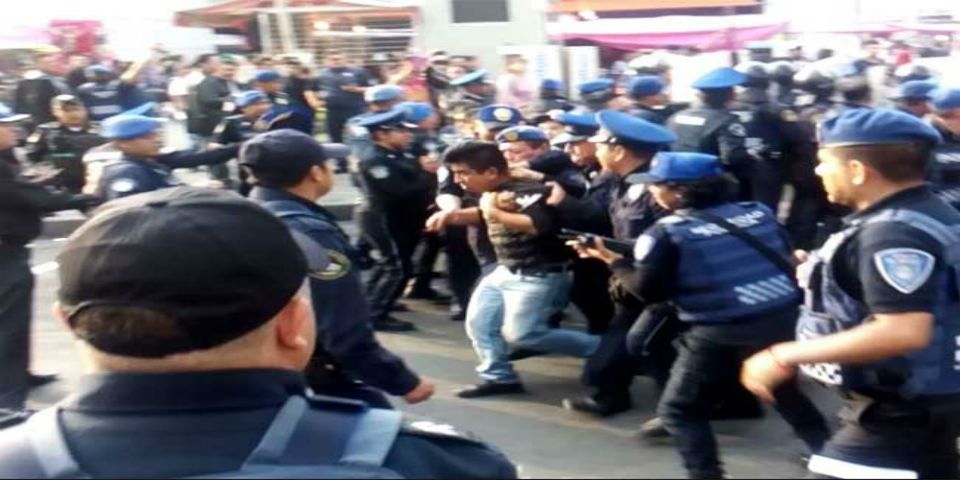 Video: enfrentamiento entre policías y vendedores en Metro Pantitlán