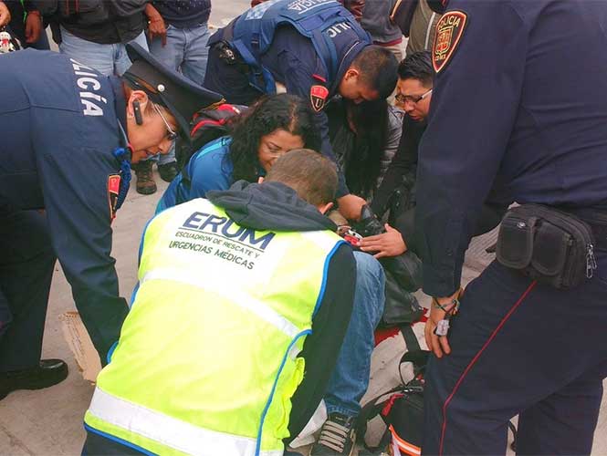 Auto impacta a motociclista que termina debajo de Metrobús - metrobus-3