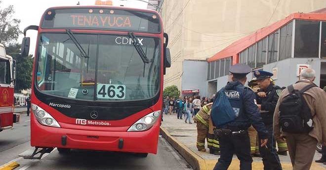 Auto impacta a motociclista que termina debajo de Metrobús
