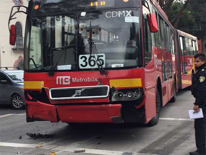 Metrobús choca contra auto en la Narvarte - metrobús-1