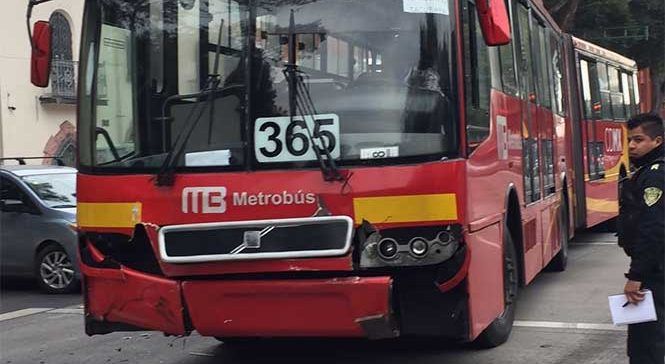 Metrobús choca contra auto en la Narvarte