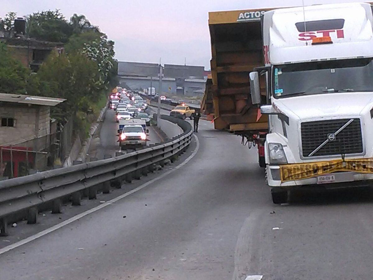 Vuelca pipa en Autopista México-Cuernavaca