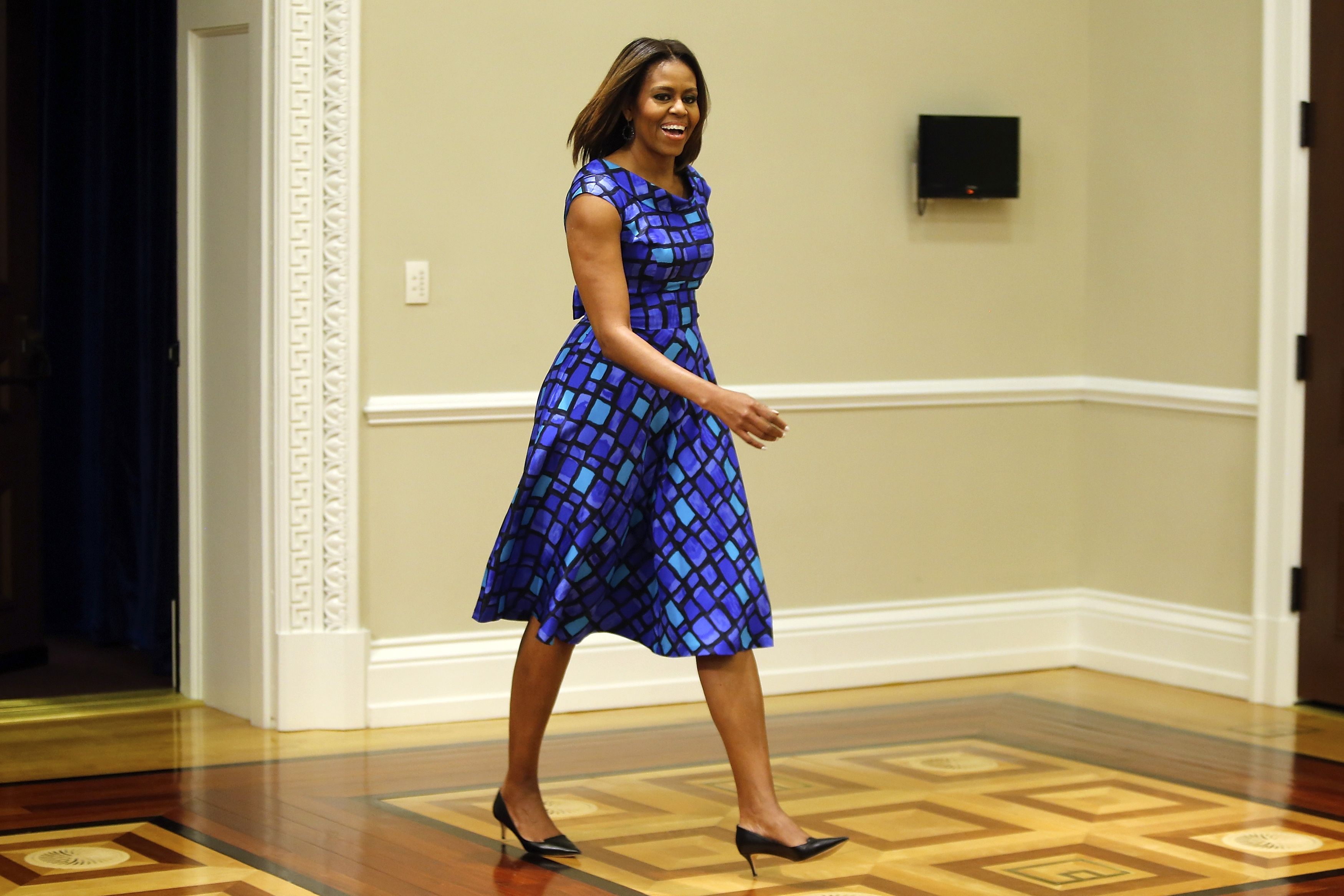 Suspenden a mujer que llamó a Michelle Obama "simia en tacones" - michelle-walking-in