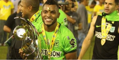 Video: mujer intenta apuñalar a jugador de futbol