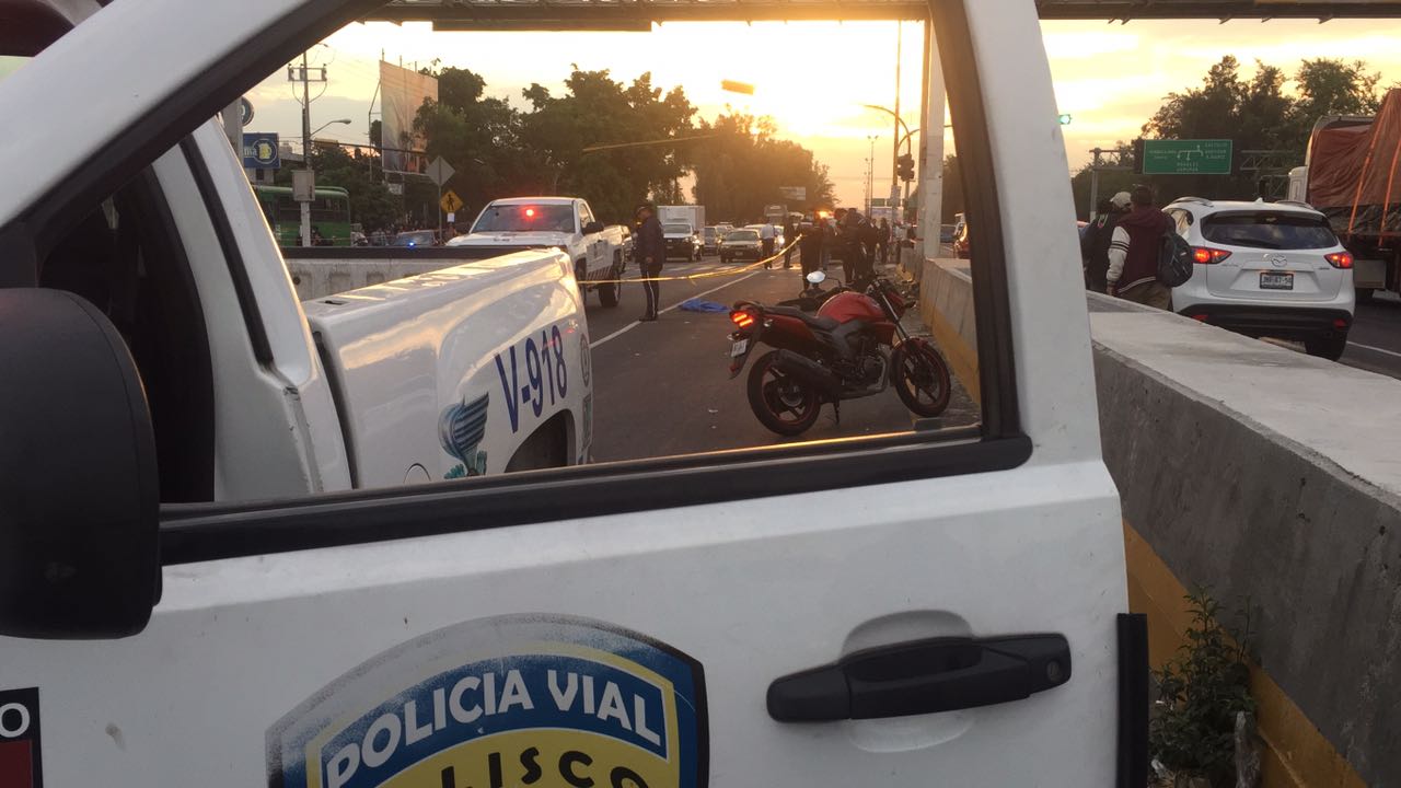 Mueren motociclista y peatón tras accidente en Jalisco