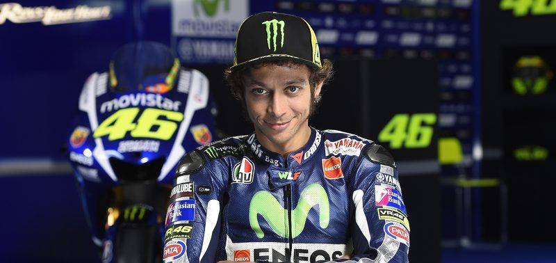 Video: Valentino Rossi patea a una aficionada