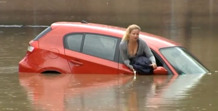 Video: mujer escapa de su auto antes de hundirse