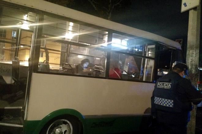 Disparan a mujer tras resistirse a asalto en microbús