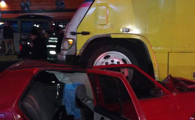 Autobús aplasta a dos automóviles en Naucalpan y deja un muerto - naucalpan2