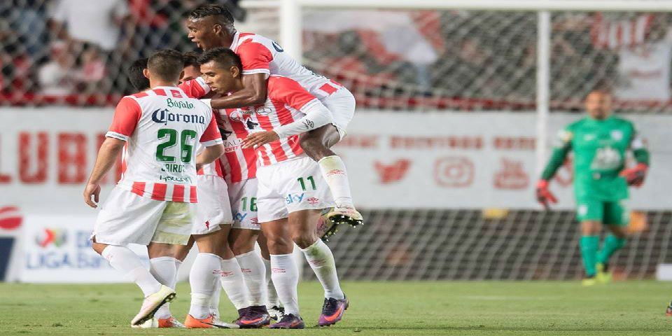 Necaxa gana con ayuda del “Conejo” Pérez