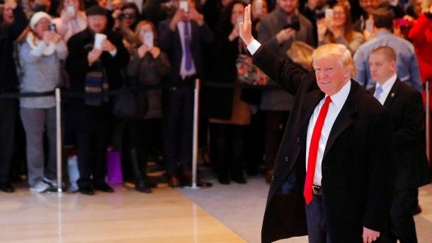 Abuchean a Donald Trump al salir del NYT