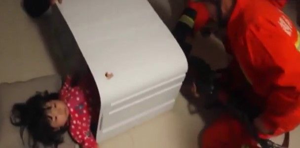 Video: rescatan a niña atorada en lavadora