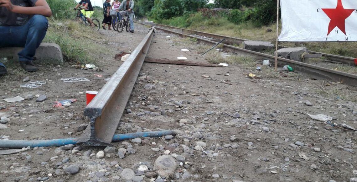 Normalistas bloquean vías del tren en Pátzcuaro