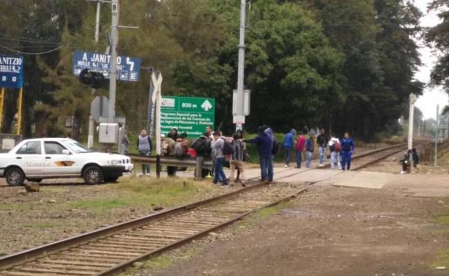 Normalistas bloquean vías del tren en Pátzcuaro - normalistas-2