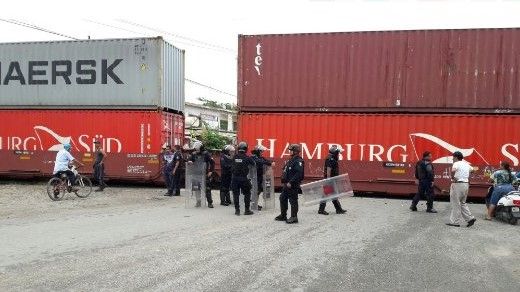 Normalistas bloquean vías del tren en Michoacán - normalistas