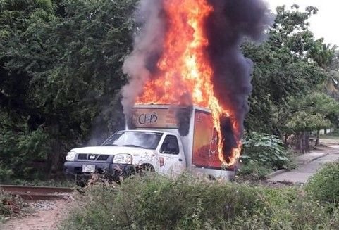 Normalistas bloquean vías del tren en Michoacán