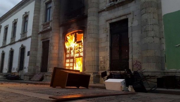 UABJO interpone dos denuncias por incendio en Facultad de Derecho - oaxaca