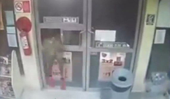 Video: ladrón entra por una ventanilla a un Oxxo