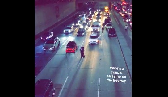 Pareja baila salsa en el tráfico durante protestas contra Trump - pareja-bailando-salsa
