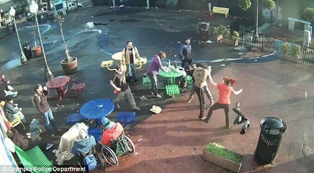 Video: hombre provoca pelea en parque de Washington