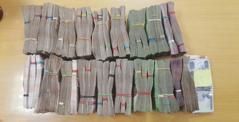 Aseguran a peruano con más de 2 mdp en el AICM