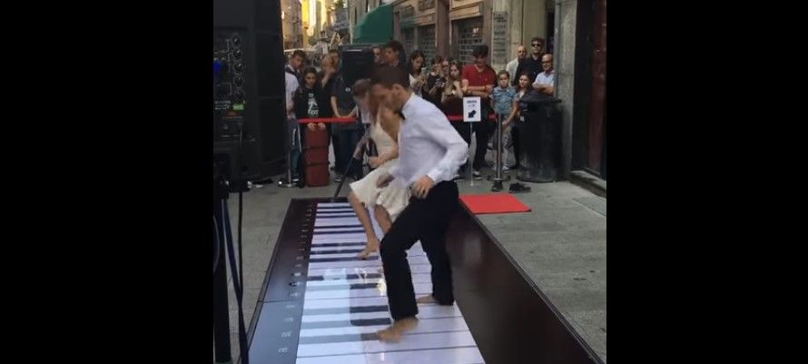 Video: pareja toca con piano gigante éxito de Yann Tiersen