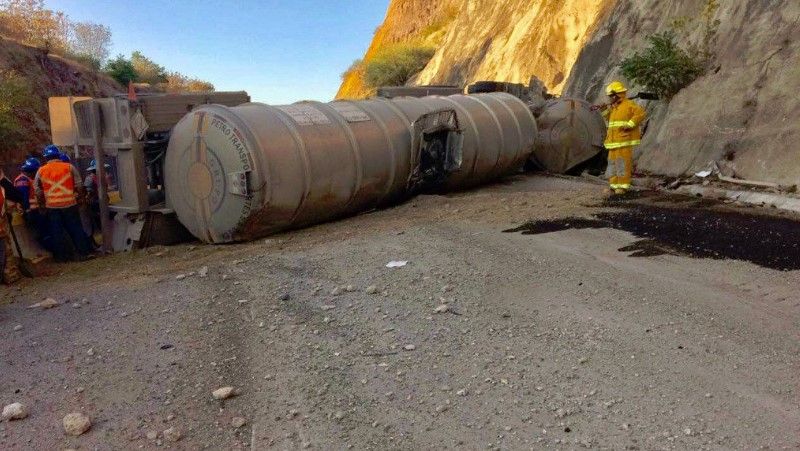 Volcadura de pipa en Autopista del Sol provoca cierre de más de 20 horas