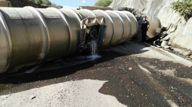 Volcadura de pipa en Autopista del Sol provoca cierre de más de 20 horas - pipaI