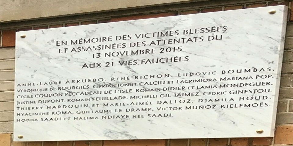 Develan placas en honor de mexicanas muertas en atentados de París