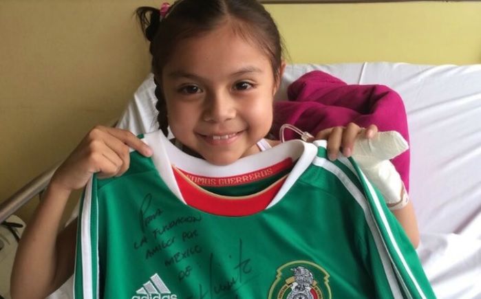 Sortean playera firmada por Chicharito por una buena causa