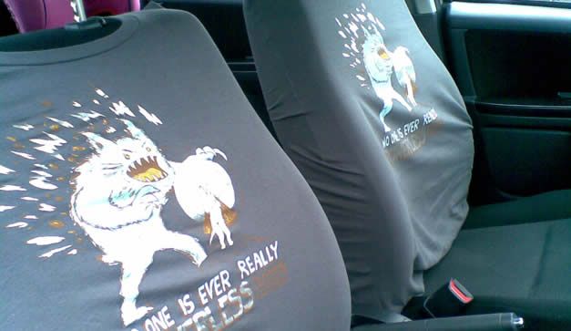 Cinco cosas que los mexicanos colocan en sus coches - playeras-asientos