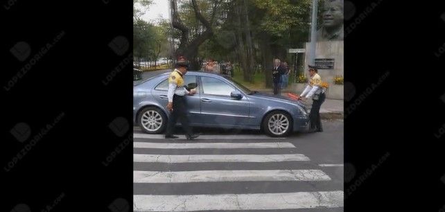 Video: mujer avienta coche a policía de tránsito para intentar darse a la fuga