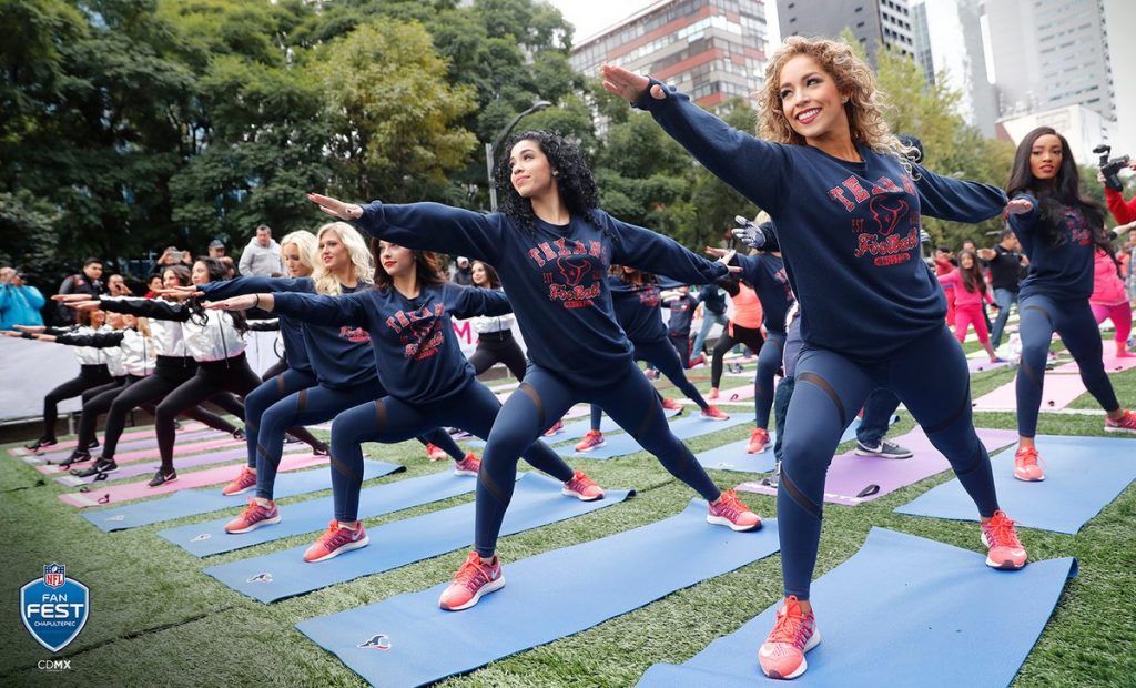 Porristas de Raiders y Texans realizan yoga en el Ángel de lndependencia - porristas-yoga-1024x620