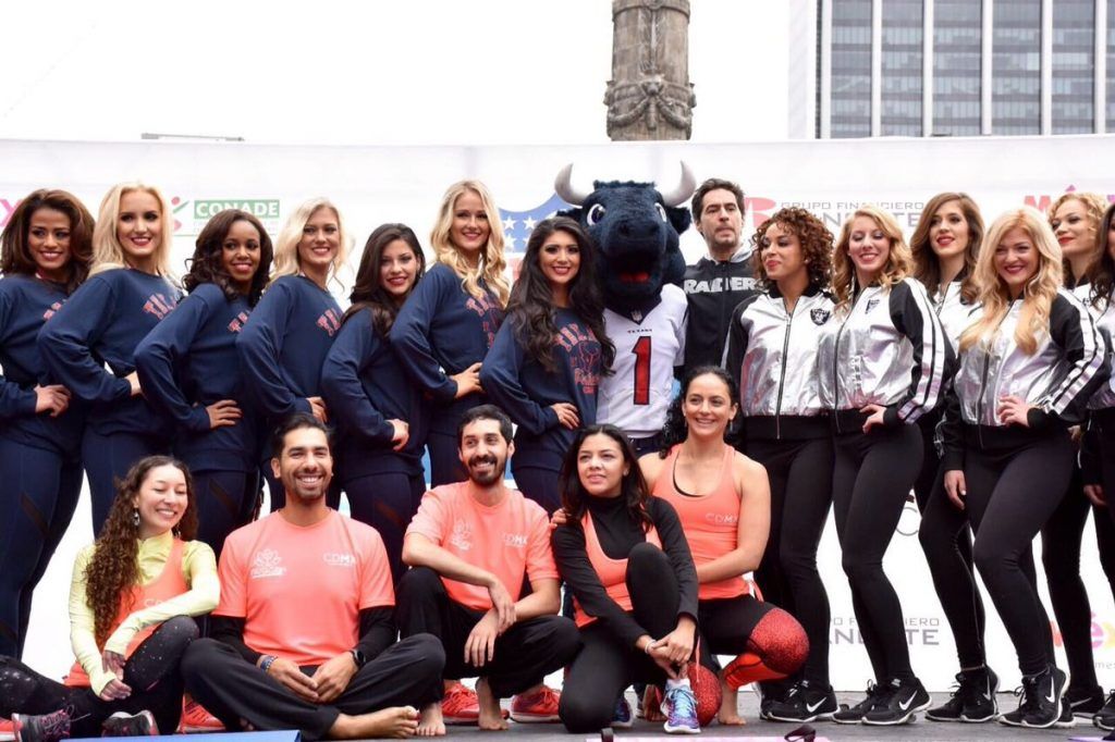 Porristas de Raiders y Texans realizan yoga en el Ángel de lndependencia - porristas-yoga-2-1024x682