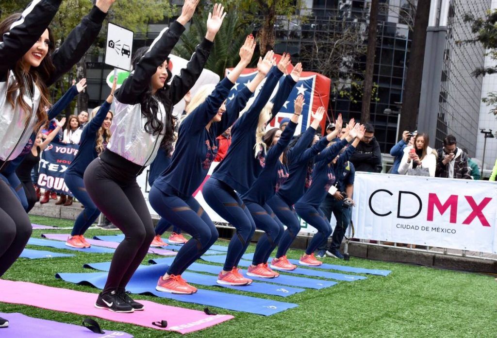 Porristas de Raiders y Texans realizan yoga en el Ángel de lndependencia - porristas-yoga-3-1024x696